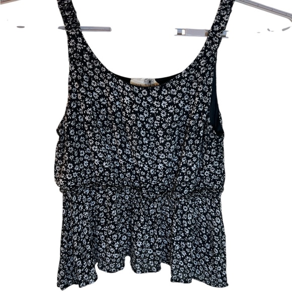 Everleigh Black and White Crop Tank Top with Scoop Neck and Sleeveless Design - Picture 1 of 4